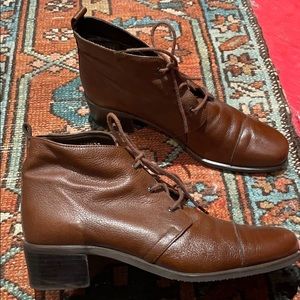 Vintage 90s Naturalizer brown booties
